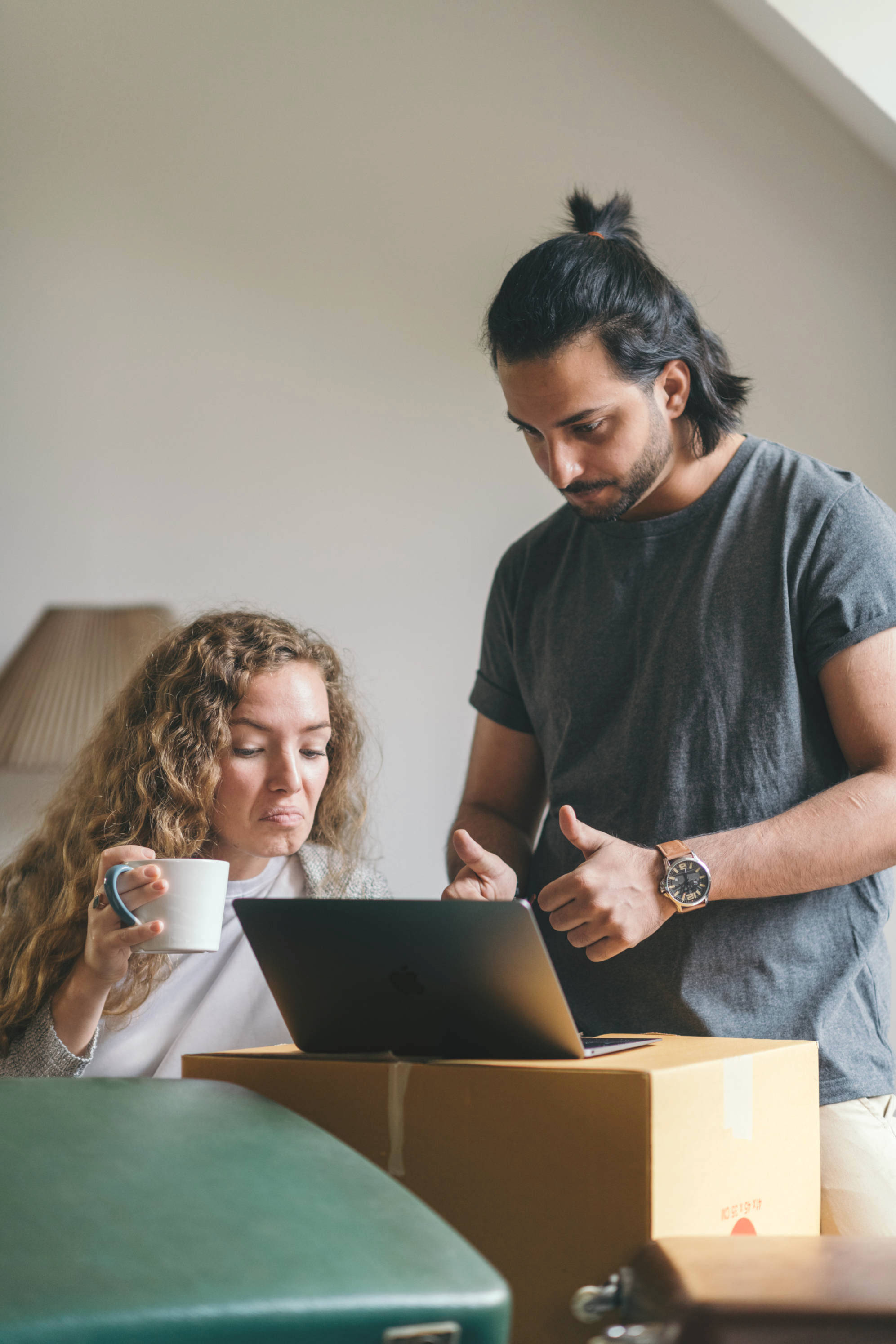 Ein Pärchen entscheidet sich am Laptop für ein Einzelcoaching