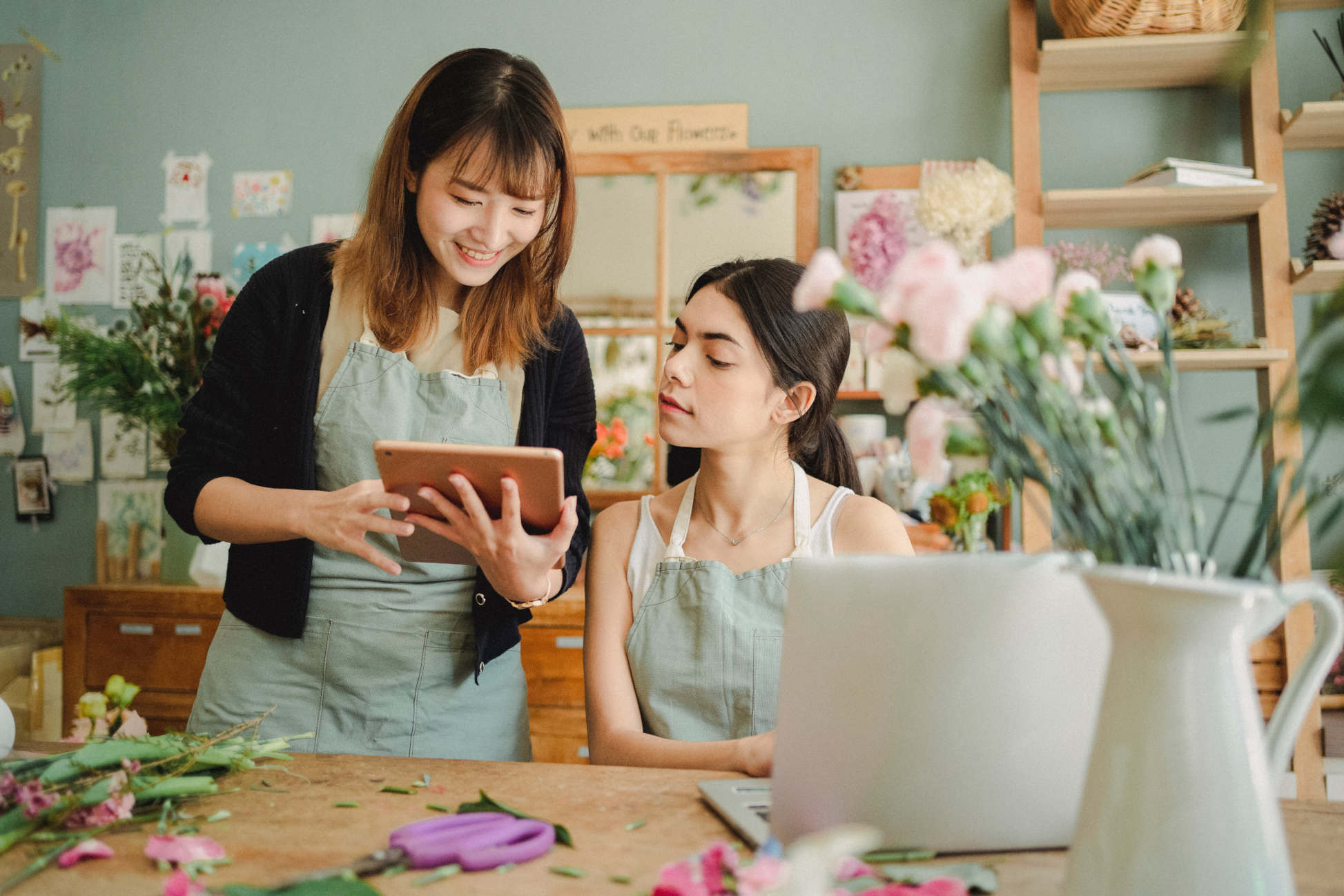 Zwei Frauen, die am Tablet ein Bildungsangebot heraussuchen